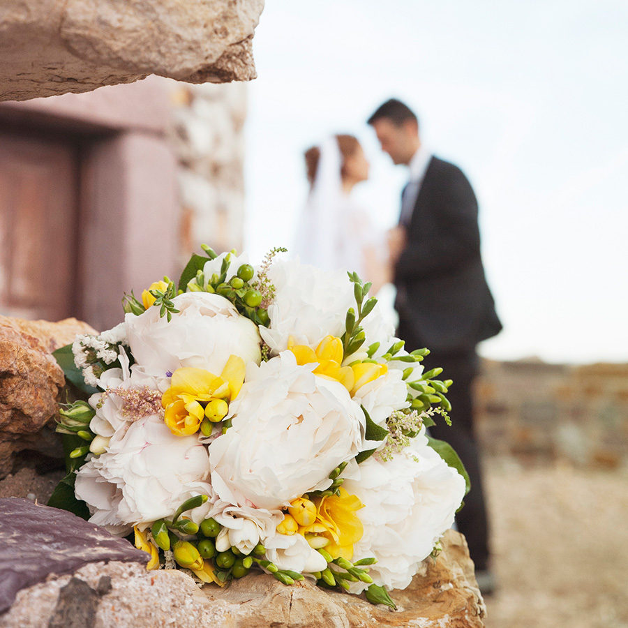 Wedding Photoshooting. Flowers. Bouquet. white and yellow. greek wedding . Chios , Greece. greek island. Couple photoshooting. Love and married. Alepa Katerina . Layer Photography