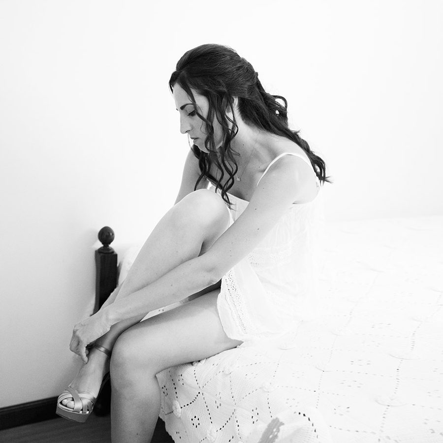 Bride's preparation. Wedding shoes. Wearing the shoes. black and white. Vale Da Teja. Portugal. Layer Photography. Alepa Katerina