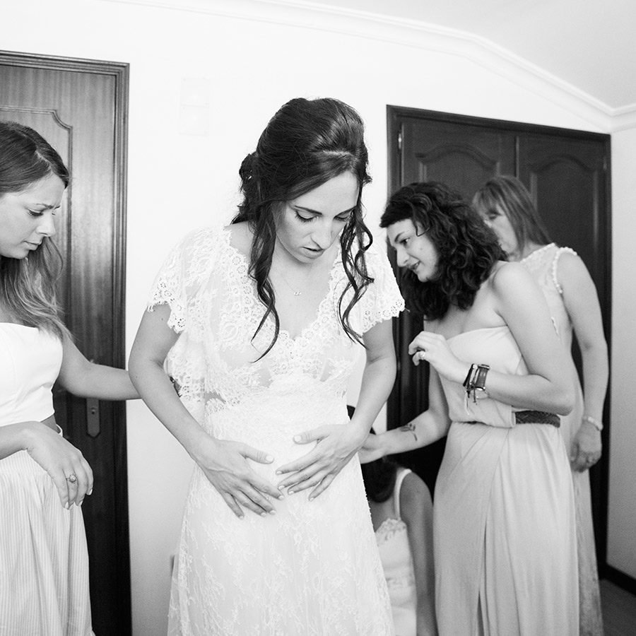 Bride's preparation. Wedding dress. Wearing the dress. black and white. Vale Da Teja. Portugal. Layer Photography. Alepa Katerina