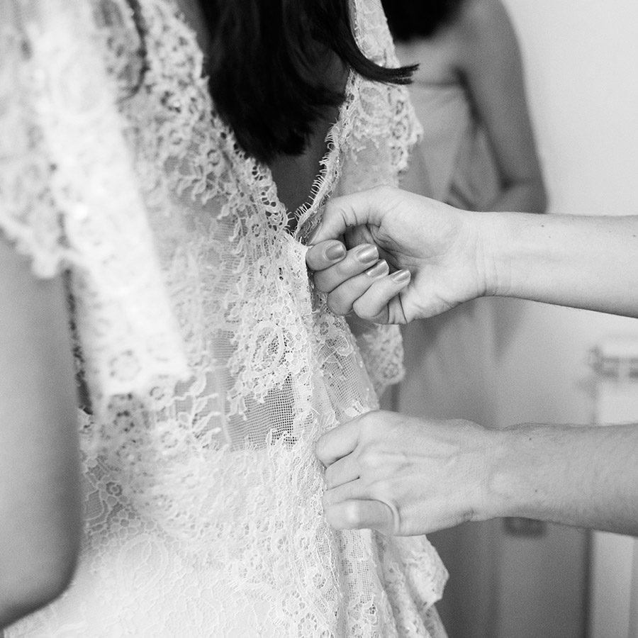 Bride's preparation. Wedding dress. Wearing the dress. black and white. Vale Da Teja. Portugal. Layer Photography. Alepa Katerina