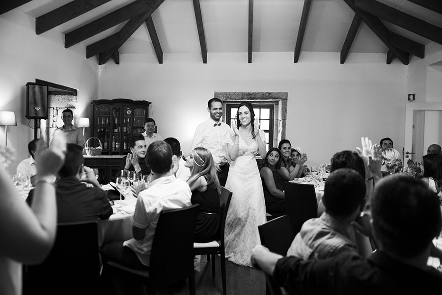 Clap your hand the couple came. Love and married. Happy couple. Wedding dinner. Happy friends and relatives. Quinta Vale De Locaia Lamego . Portugal