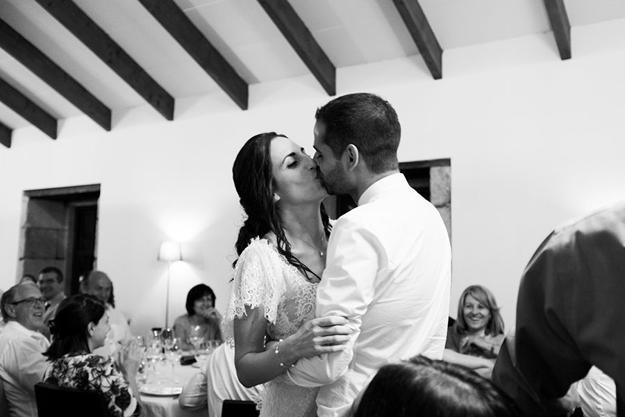Love and married. A kiss before the dinner. Happy couple. Wedding dinner. Quinta Vale De Locaia Lamego . Portugal