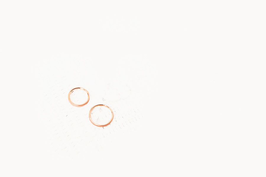 The wedding rings, Portugal. wedding. gold rings. groom and bride. Alepa Katerina . Layer Photography