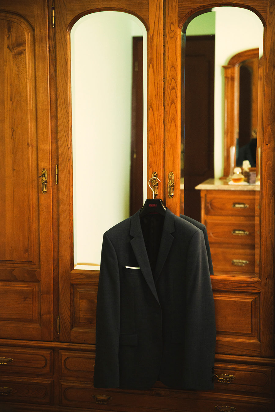 Groom's portrait. Groom's preparation. Costume. Vale Da Teja. Portugal. Layer Photography. Alepa Katerina