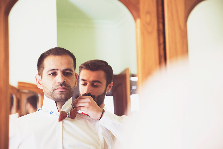 Groom's portrait. Groom's preparation. Friends helps the groom. Vale Da Teja. Portugal. Layer Photography. Alepa Katerina