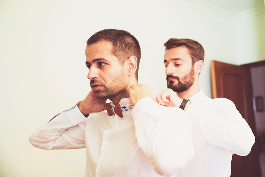 Groom's portrait. Groom's preparation. Friends helps the groom. Vale Da Teja. Portugal. Layer Photography. Alepa Katerina