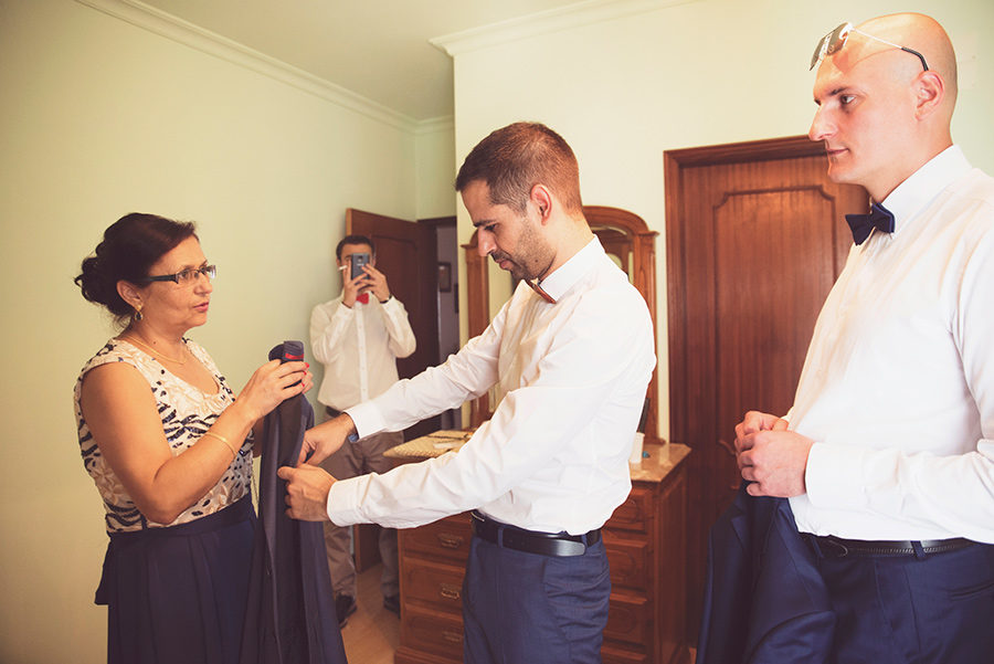 Groom's portrait. Groom's preparation. Mother and son. Paparazzi. Vale Da Teja. Portugal. Layer Photography. Alepa Katerina