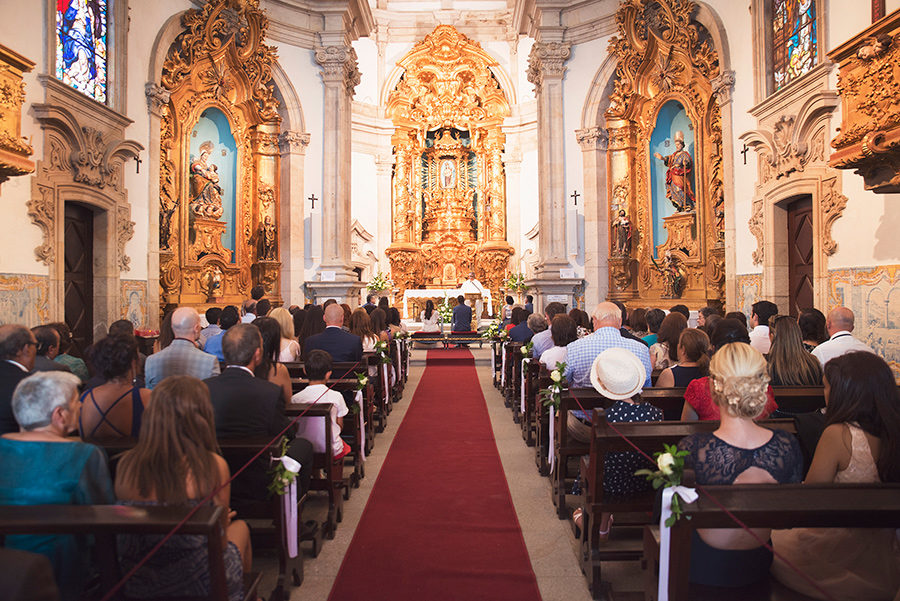 family and friends. couple portraits, Groom and Bride, wedding. Santuário de Nossa Senhora dos Remédios, Shrine of Our Lady of Remedies the cathedral in Lamego.Portugal. Layer Photography. Alepa Katerina