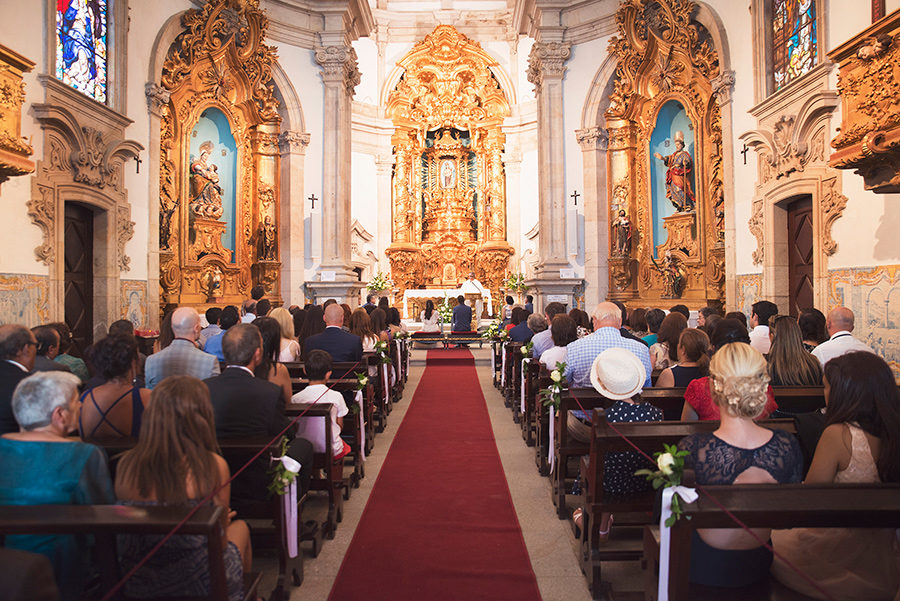 family and friends. couple portraits, Groom and Bride, wedding. Santuário de Nossa Senhora dos Remédios, Shrine of Our Lady of Remedies the cathedral in Lamego.Portugal. Layer Photography. Alepa Katerina